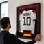 Jamal Musiala encadré 25,75 x 33,75 de la Coupe du Monde de la Fifa, 2026, Allemagne, domicile officiel, réplique du maillot
