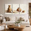 Ensemble de 3 vases en céramique bruns avec feuille d'or sur toile drapée-133395584