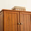 Armoire haute en chêne 72,4 po avec 8 portes et 4 tablettes. Pour différents endroits. Extérieur lisse, rangement, salon, cuisine, salle à manger, bureau. Surface, fondation