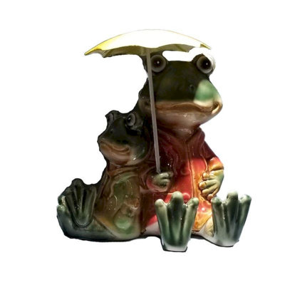Figurine de grenouilles assises sous un parasol