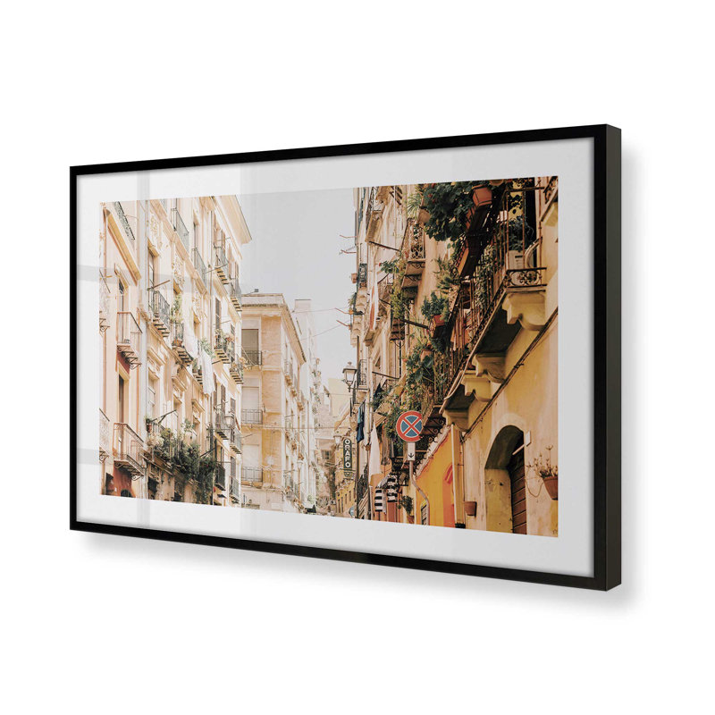 Alleyway Allure Print, H 13 po x l 17 po x P 1,25 po, Cadre noir satiné