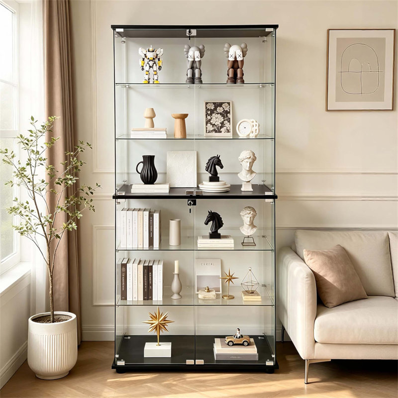 Vitrine en verre trempé avec portes verrouillables et six étagères pour un rangement sécuritaire et une organisation élégante de votre intérieur.