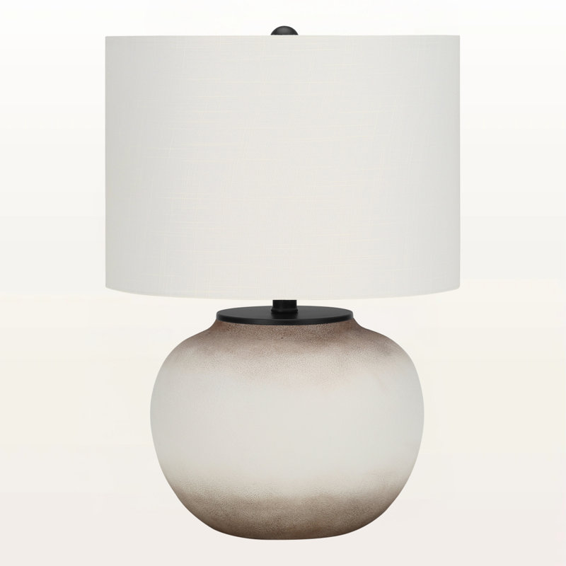 Lampe de table Nicolette en céramique crème et ivoire / abat-jour crème, H 20,26 po x l 13,85 po x P 13,87 po, Crème, Blanc