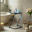 Table d'appoint réglable pour salle de bain, surface en PP imperméable de 13,8 po x 18,9 po, pliable avec porte-gobelet intégré, 4 réglages de hauteur et 3 angles d'inclinaison, idéal pour les produits de bain, les boissons et les appareils électro