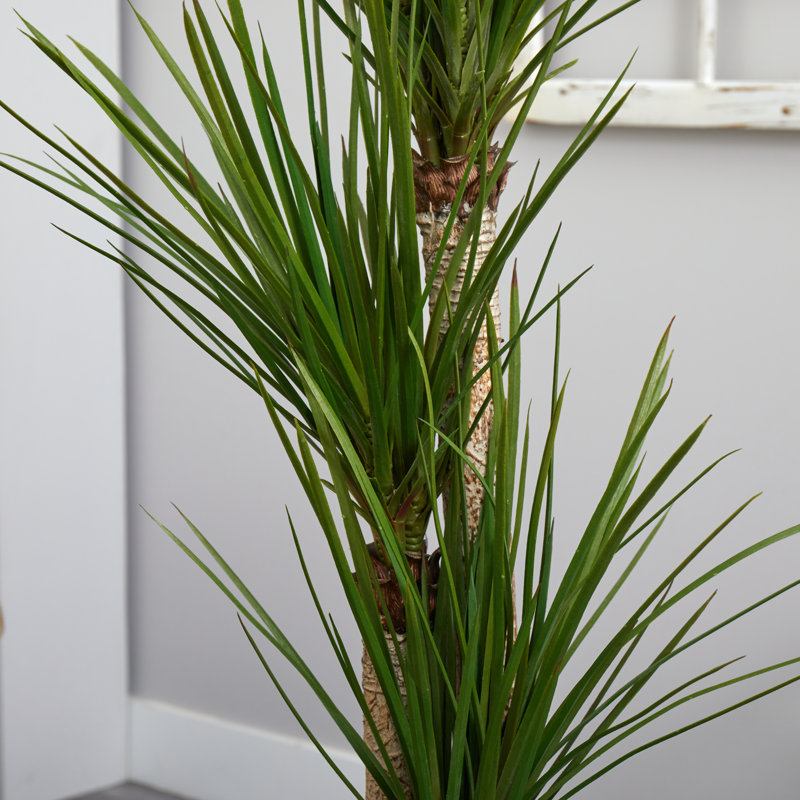 Yucca de plancher artificiel à trois tiges dans un pot de fleurs