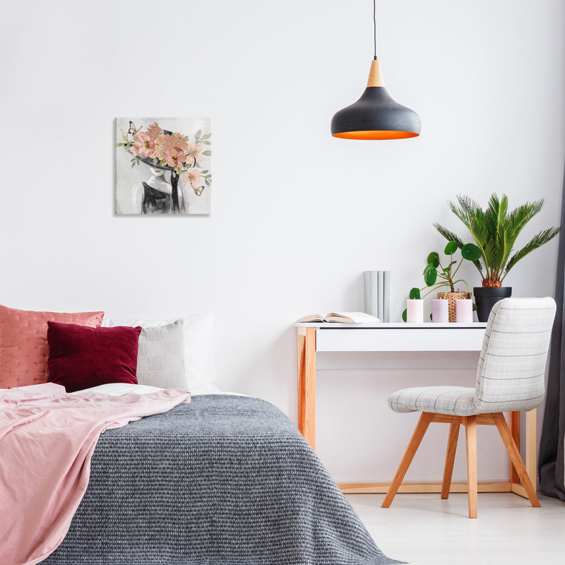 «Pink Floral Hat», art mural sur toile par Nan, H 17 po x l 17 po