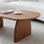 Table basse, pieds incurvés, finition lisse, matériau, structure de support ovale moderne pour balcon, texture noyer naturel, stable et polyvalente