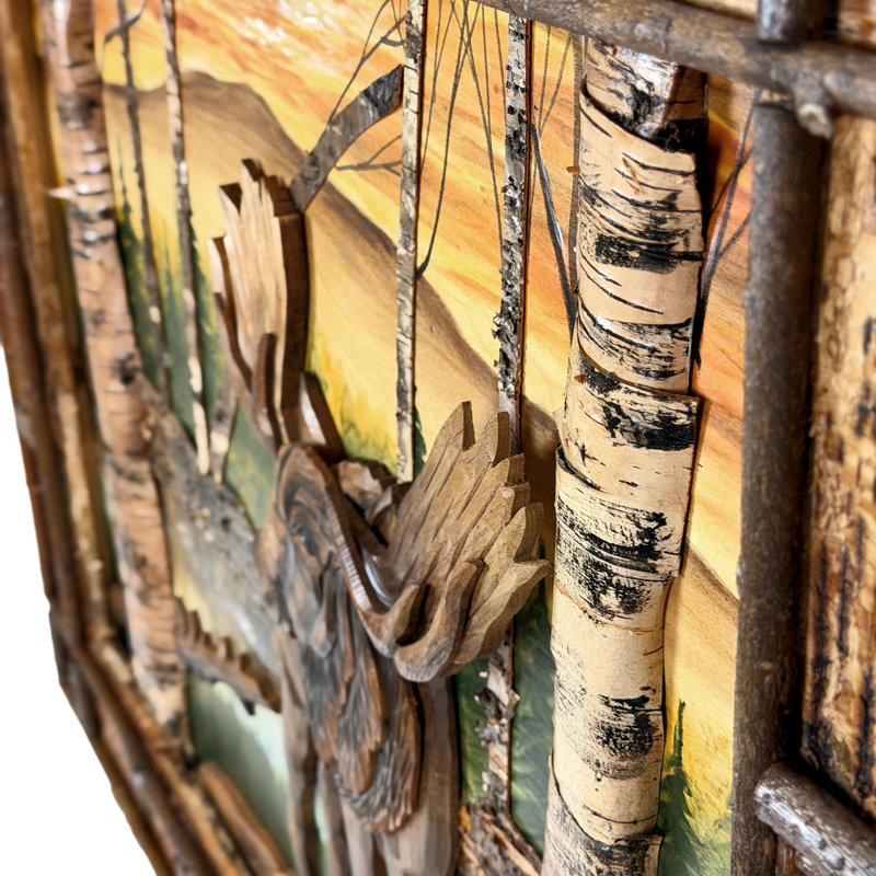 Sculpture murale rustique en bois brun brillant représentant un orignal dans une forêt de bouleaux, avec cadre en écorce, 93 cm de large