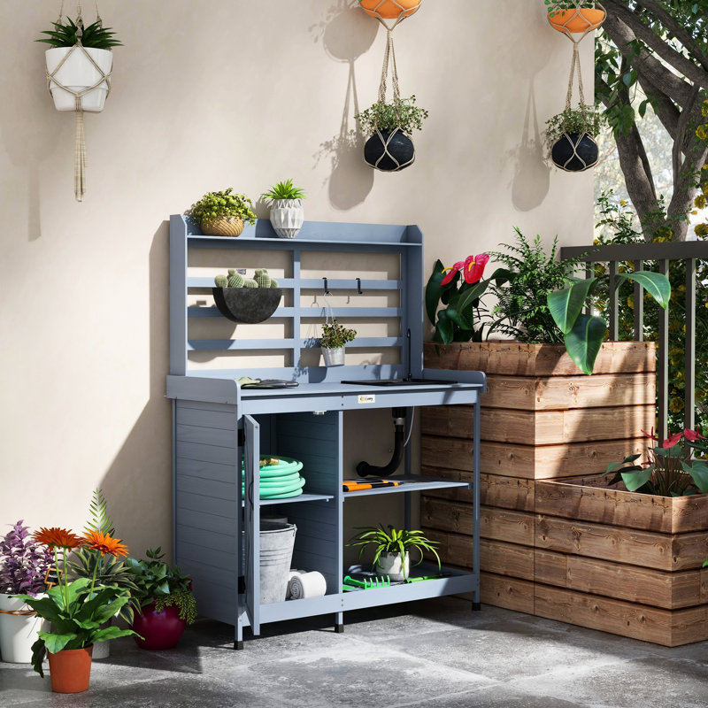 Banc de rempotage extérieur avec robinet d'eau et armoire