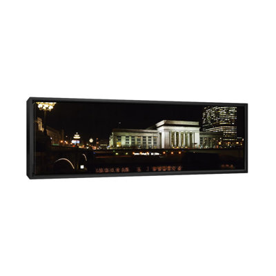 Bâtiments illuminés la nuit dans une station de chemin de fer, 30th Street Station, Schuylkill River, Philadelphie, Pennsylvanie, États-Unis - Reproduction de photo panoramique non encadrée