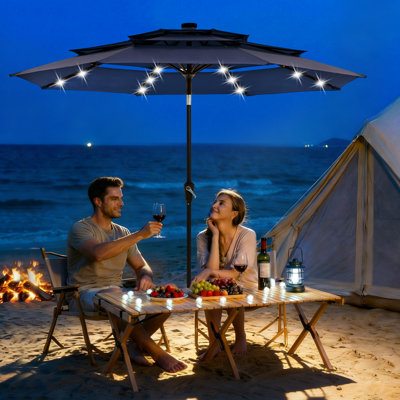 Parasol solaire à DEL à 3 niveaux de 9 pieds, parasol de marché avec 24 lumières, mécanisme d'inclinaison et de manivelle, parasol imperméable à 8 nervures pour la piscine, la terrasse et la table extérieure