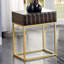 Table d'appoint de style contemporain avec structure en métal, tiroirs dissimulés et pieds en acier doré pour un rangement et une présentation élégants