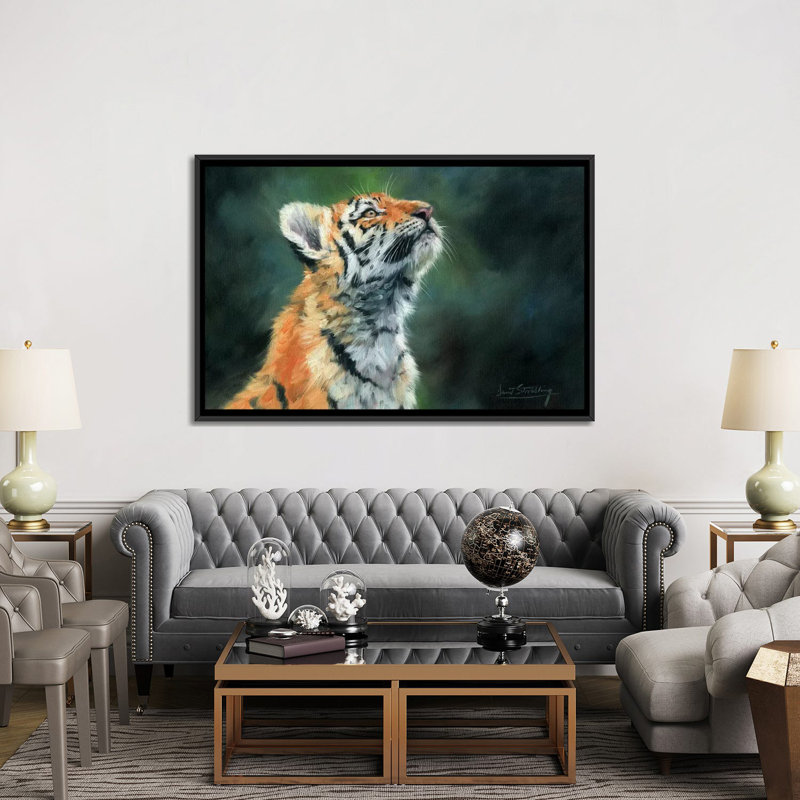 « tiger cub look up », impression sur toile, H 18 po x l 26 po x P 1,5 po, Toile avec cadre noir, Pas de tapis