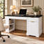 Bureau cannelé de 55 pouces avec armoire de rangement et prise électrique-858972872