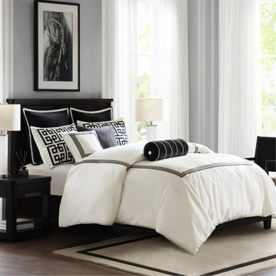 Literie de luxe pour très grand lit de 9 pièces avec broderie d'inspiration grecque, trop rembourrée pour un sommeil douillet et des taies décoratives assorties.