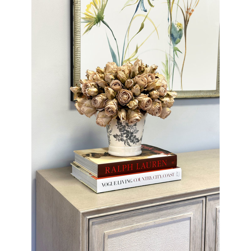 Ensemble de roses séchées dans un pot en céramique, Beige