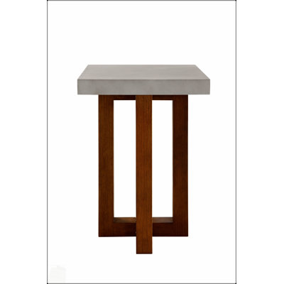 Table de bout en faux béton et finition noyer, parfaite pour un décor moderne et rustique avec une conception compacte et une fabrication durable.