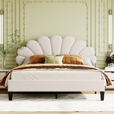 Grand lit plateforme tapissier beige à motif de tête de lit en velours