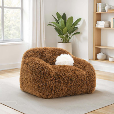 Chaise pivotante douce et luxueuse avec finition brun chameau et coussin boule pour les salons contemporains