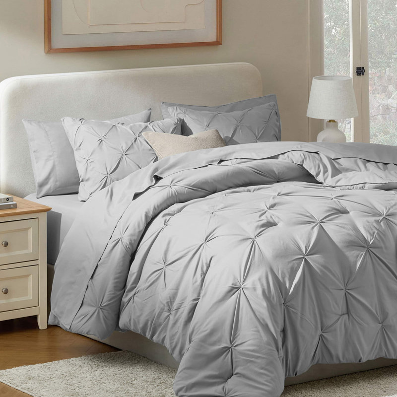 Ensemble d'édredon plissé avec draps Bed-in-a-Bag, Édredon de très grande taille et 6 pièces suppl, Gris clair