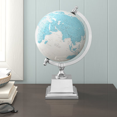 Amy Cole et globe gris