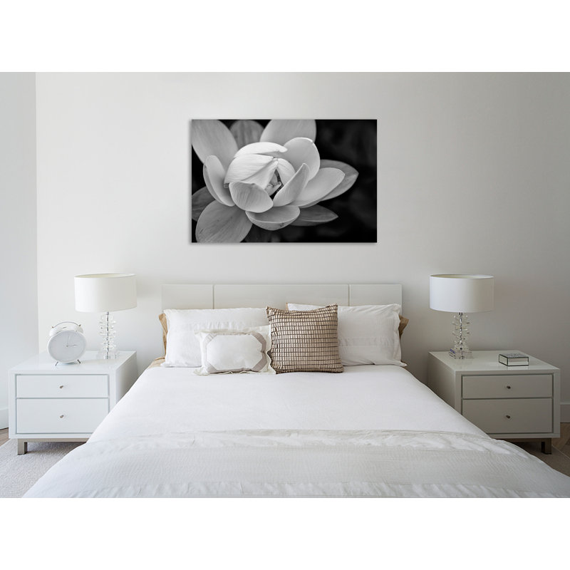«Lily Close-Up 1», toile tendue par Glenn Taylor, H 12 po x l 18 po x P 1,5 po