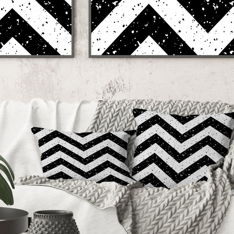 Chevron Flow I - Coussin décoratif à chevrons, Noir / blanc, H 16 po x l 16 po