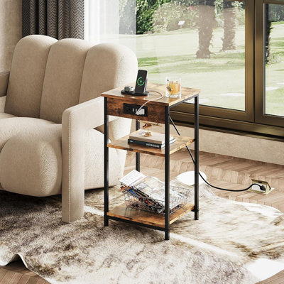 Table de bout avec station de charge, petite table de chevet avec 3 tablettes de rangement, tables d'appoint pour petits espaces, tables de chevet pour salon, chambre à coucher, brun rustique
