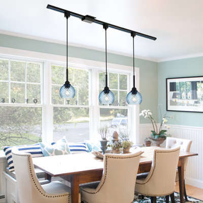 Système d'éclairage sur rail moderne noir mat avec profil mince et têtes réglables multidirectionnelles pour les espaces contemporains avec abat-jour en verre bleu ondulé