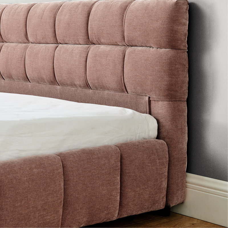 Très grand lit tapissier rose avec tête de lit et tiroir pour un espace de sommeil confortable et confortable