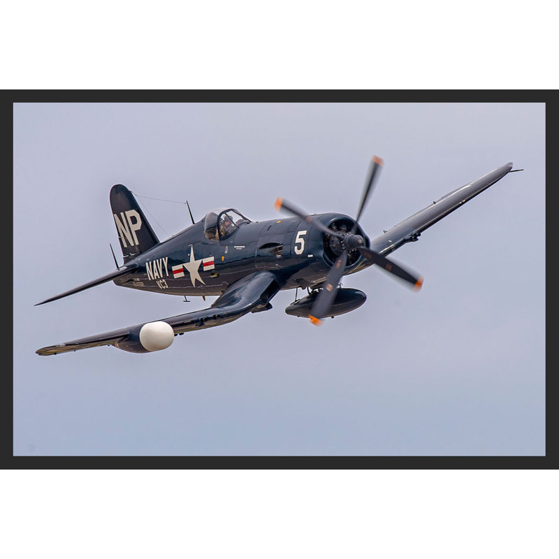 F-44, avion militaire en vol, Papier encadré dans un cadre noir, H 26,5 po x l 38,5 po x P 0,5 po