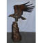 Statue en aigle Neillsville Landing on a Rock - Taille: L 51 po x l 36 po x H 58 po.