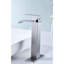 Robinet de lavabo de salle de bain en nickel brossé avec effet cascade - poignée simple pour une salle de bain rafraîchissante, débit en acier inoxydable de conception élégante-123052479