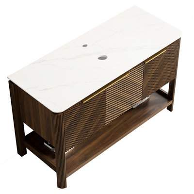 Armoire de salle de bain 48 po avec 3 portes et tablette ouverte, surface en pierre frittée blanche, noyer foncé, contreplaqué résistant, conception de porte fabriquée en 3D pour le rangement de produits
