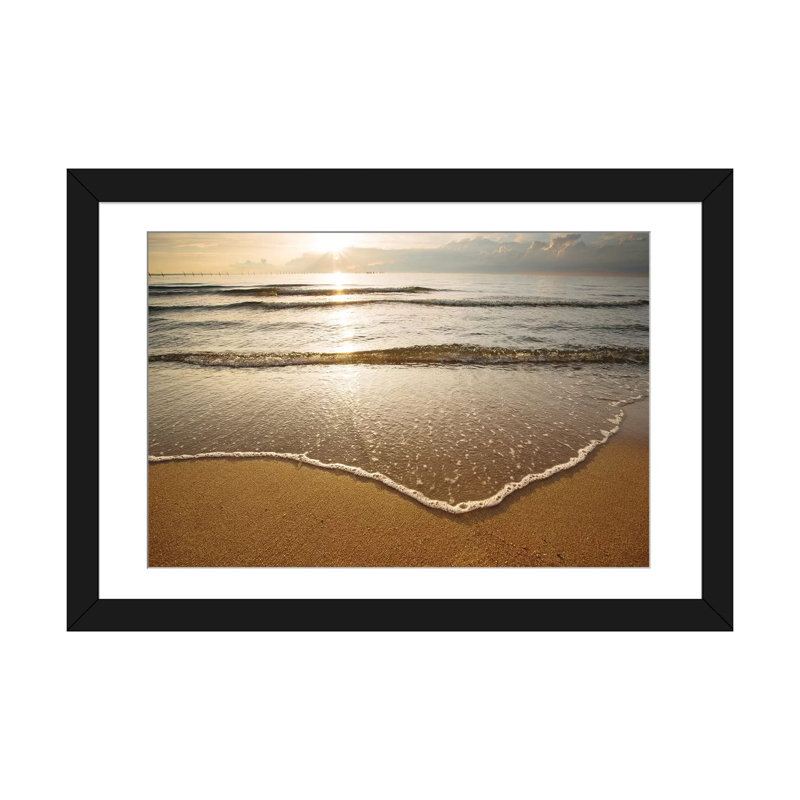 «First Landing Sea I», reproduction de photo sur toile, Toile avec cadre noir, H 16 po x l 24 po x P 1 po, Blanc