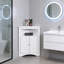 Armoire de coin de salle de bain avec portes et tablette ouverte-87462078
