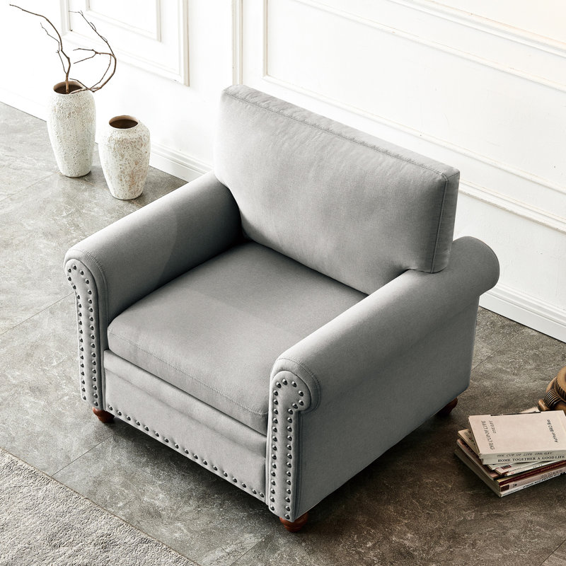 Chaise grise en tissu gris pour espace de vie avec pieds en bois massif et rembourrage confortable