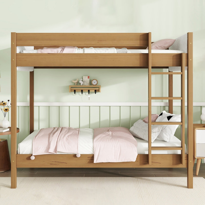 Lit superposé standard simple au-dessus d'un lit simple en bois massif