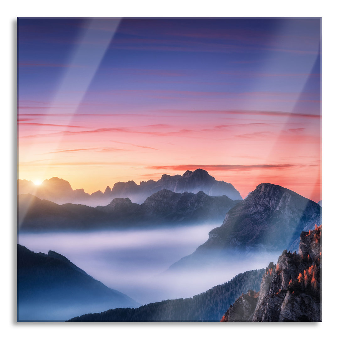 Glasbild Vernebelte Berge bei Sonnenaufgang