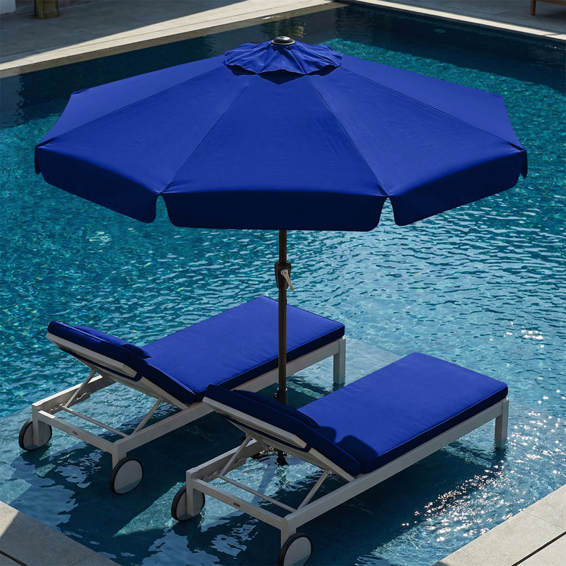 Parasol de marché festonné Holmquist avec inclinaison et levage à manivelle, Bleu royal, 9'