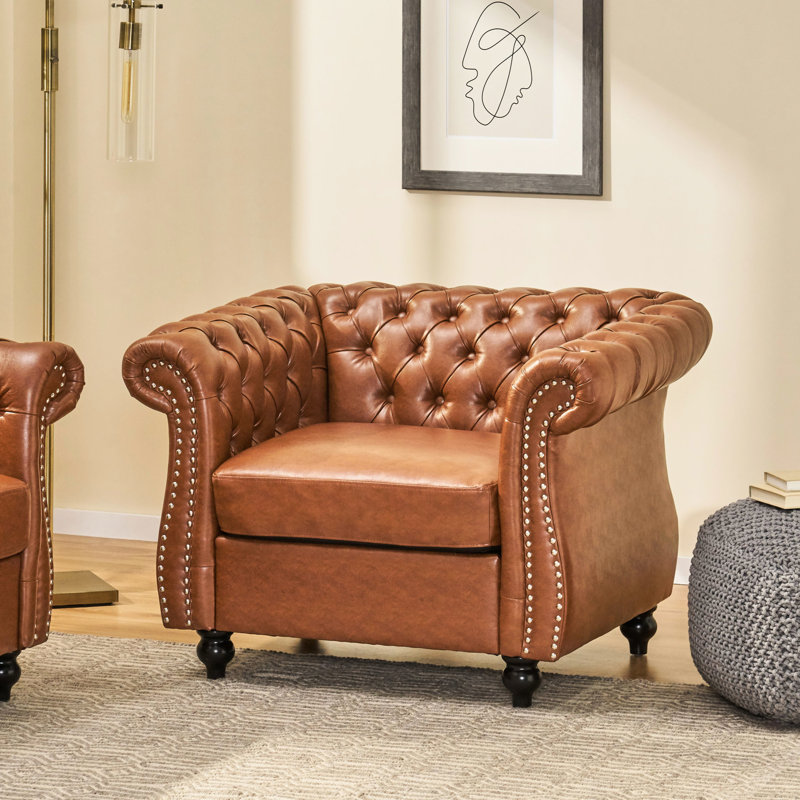 Fauteuil d'unité centrale brun avec des détails, un capitonnage et une garniture cloutée pour un salon, du style