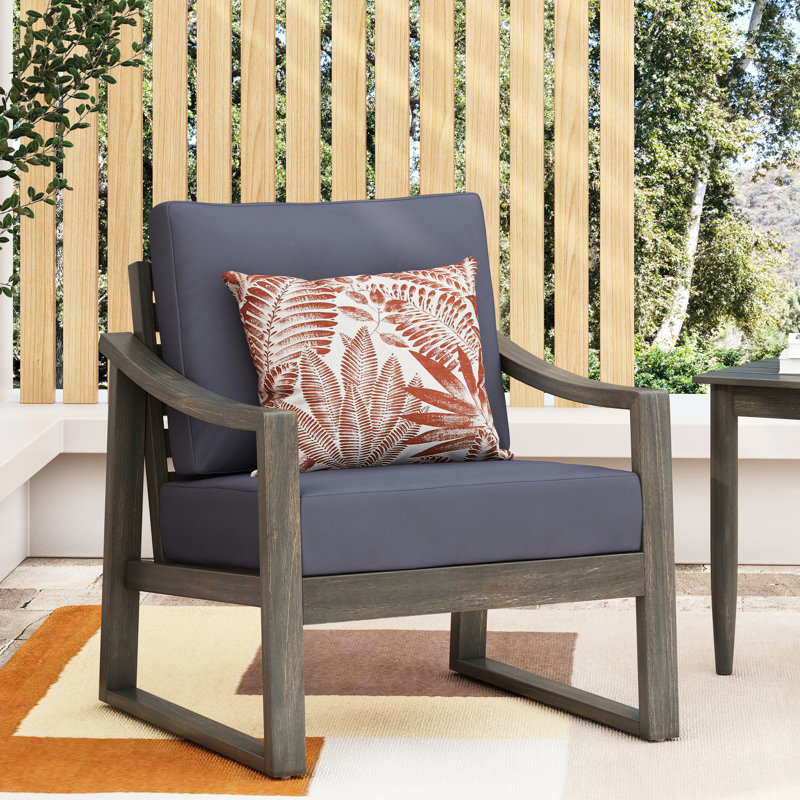Chaise d'extérieur en bois avec coussins d'eau gris foncé et design classique