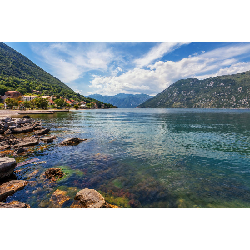 «Beach with Sea and Mountain» par Deltaoff - Photographie sur toile tendue, L 12 po x H 8 po