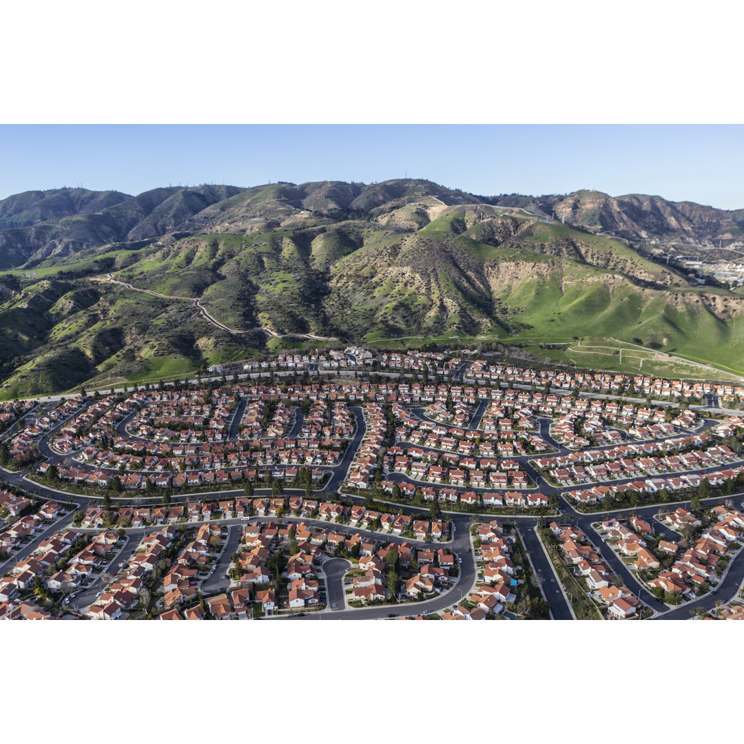 Los Angeles Hillside Suburbia von Trekandshoot - Kunstdrucke auf Leinwand