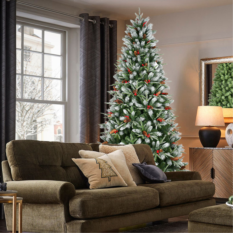 Arbre de Noël 9 pi avec 3750 pointes, baies rouges et pommes de pin - Branches PE + PVC enneigées, conception à charnières pour une installation facile, support en métal robuste - Décoration d'arbre de Noël naturelle