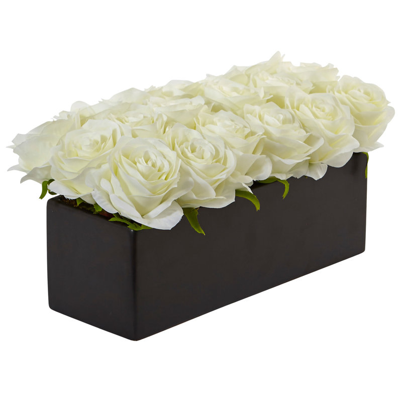 Arrangement floral de roses en pot, blanc