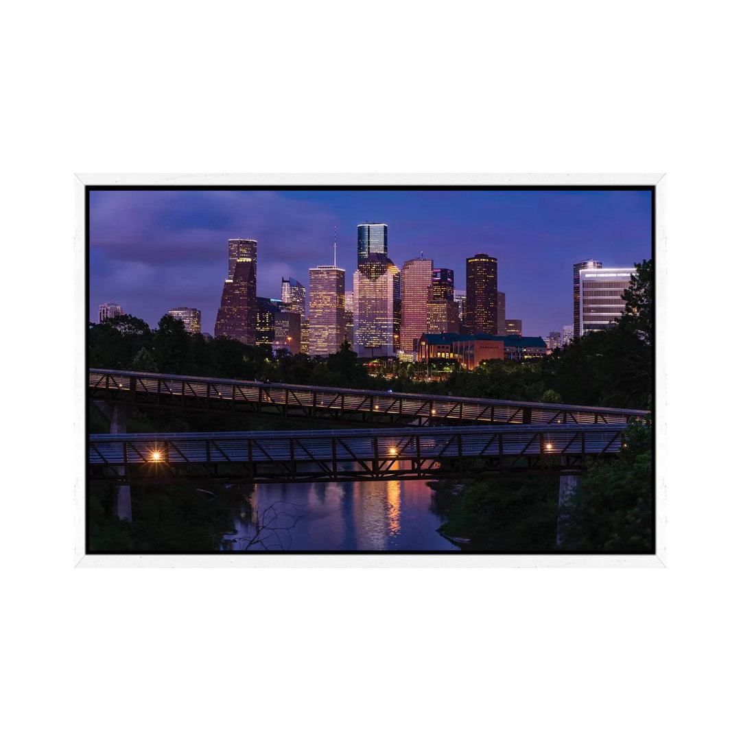 Erhöhter Gehweg über Buffalo Bayou bei Nacht mit der Skyline der Innenstadt im Hintergrund, Houston, Texas