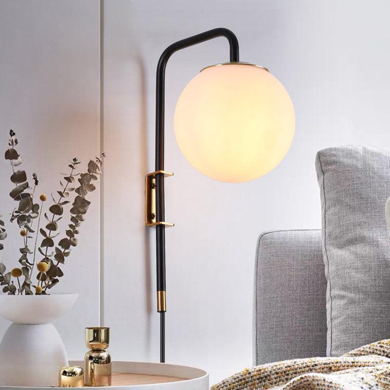 Applique murale Kandace Mid-Century avec abat-jour rond en laiton industriel