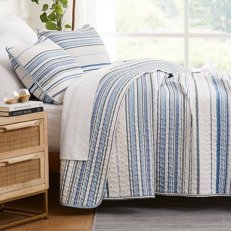 Coastal Stripes Collection Reversible Quilt Set, King Quilt + 2 Standard Shams, Blue