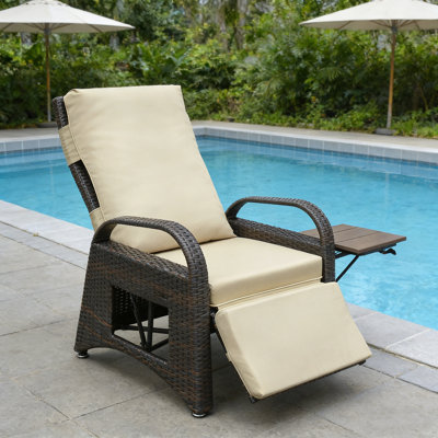 Fauteuil inclinable d'extérieur en osier PE avec dossier et repose-pieds réglables, table d'appoint intégrée, coussin imperméable amovible